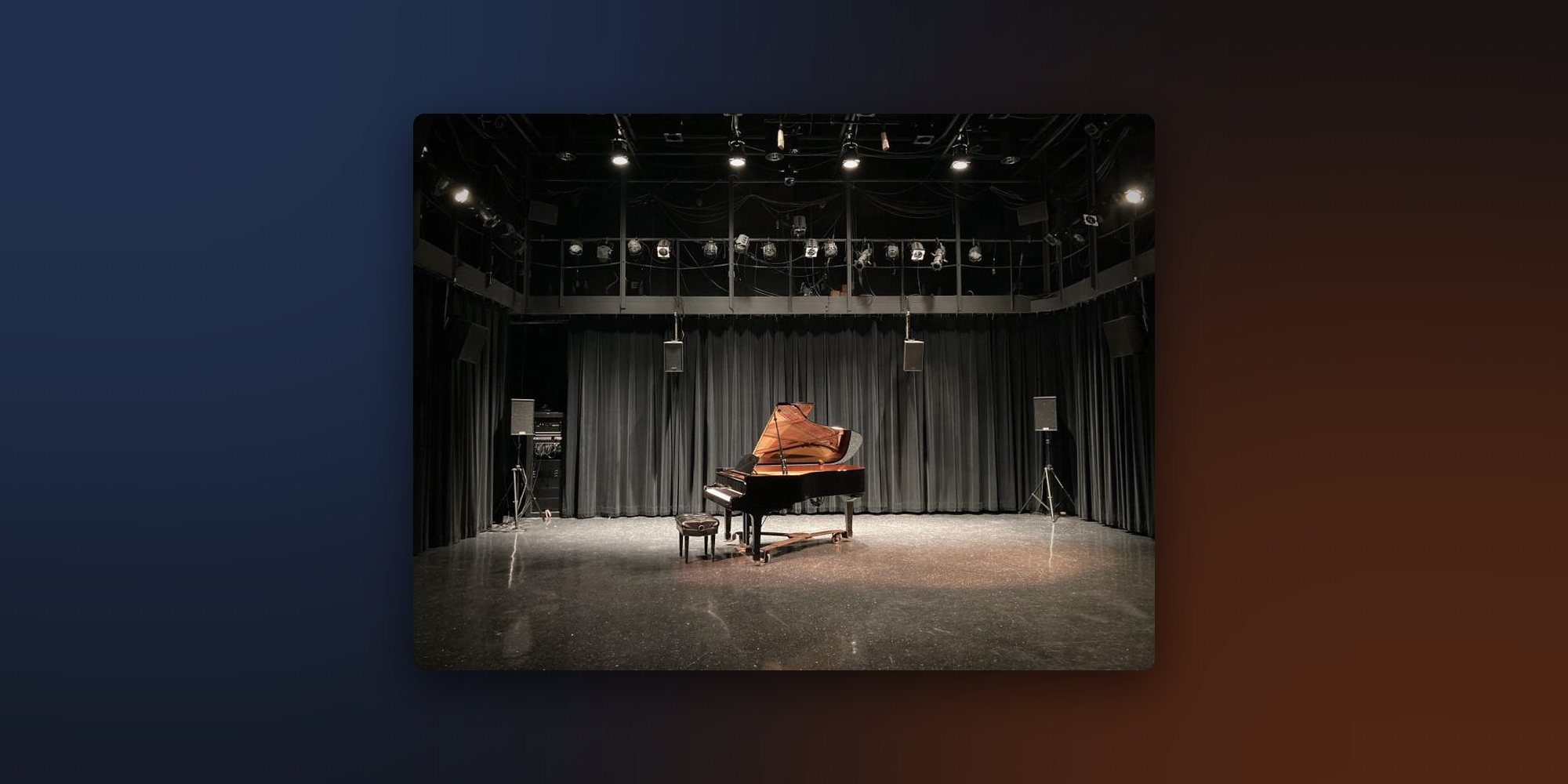 La Dancz Hall, la sala nera del Dancz Center della University of Georgia, vuota: un pianoforte a coda al centro, le luci appese alla griglia e i diffusori sulle aste.