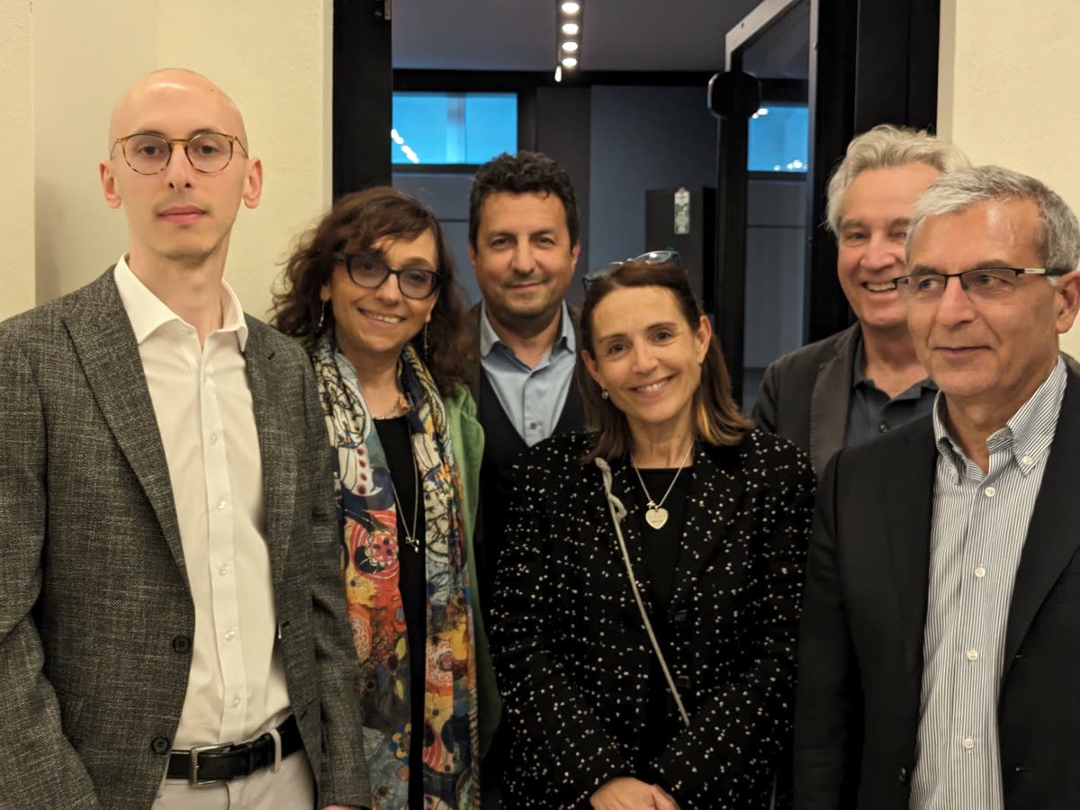 Un gruppo di sei persone in posa dentro gli spazi di XNL Musica la sera dell’inaugurazione; a sinistra Gianmarco Romiti.